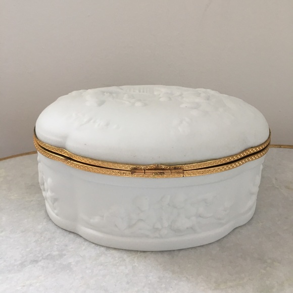 ❤️Sold❤️VTG Limoges porcelain cherub trinket box - Picture 4 of 8